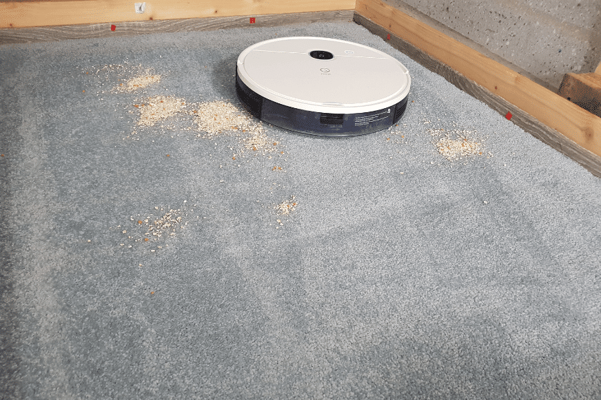 Yeedi Vac Hybrid beim Haferflocken Saugtest auf dem Teppich